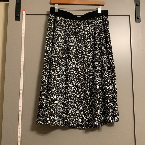 Dresses & Skirts - Elastic High Waist A-Line Black and White Floral Ditsy Skirt Size 12